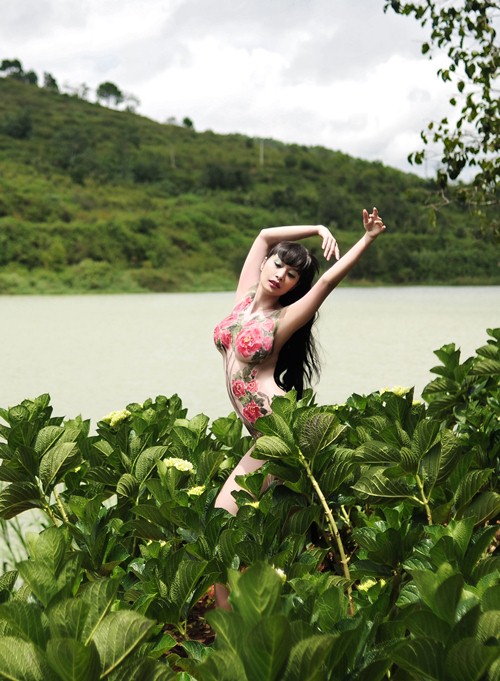 [-]Lê[-]Kiều[-]Như[-]khỏa[-]thân[-]khoe[-]"tòa[-]thiên[-]nhiên"